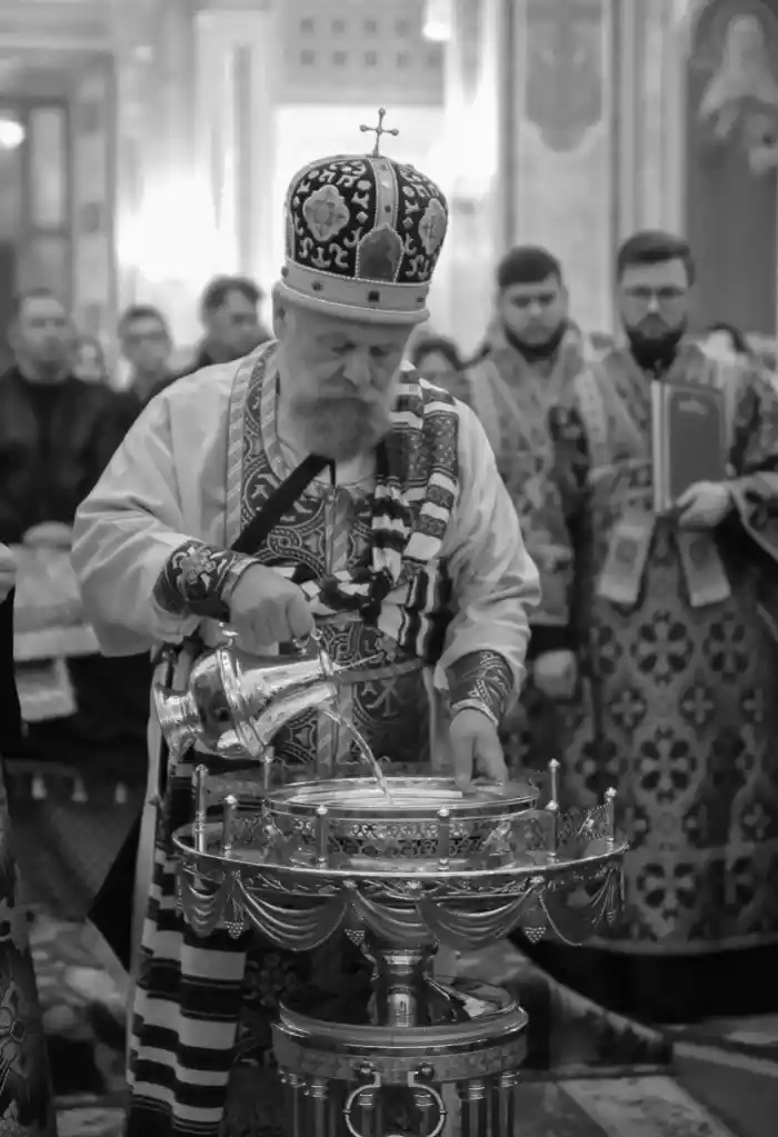 В Великий Четверг епископ Ялтинский Нестор совершил Вечерню в соединении с Литургией Василия Великого, которая завершилась чином омовения ног