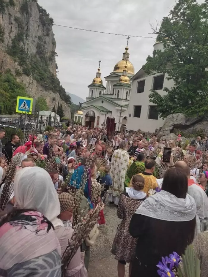 Радость праздника Входа Господня в Иерусалим на приходе храма Архангела Михаила в Ореанде