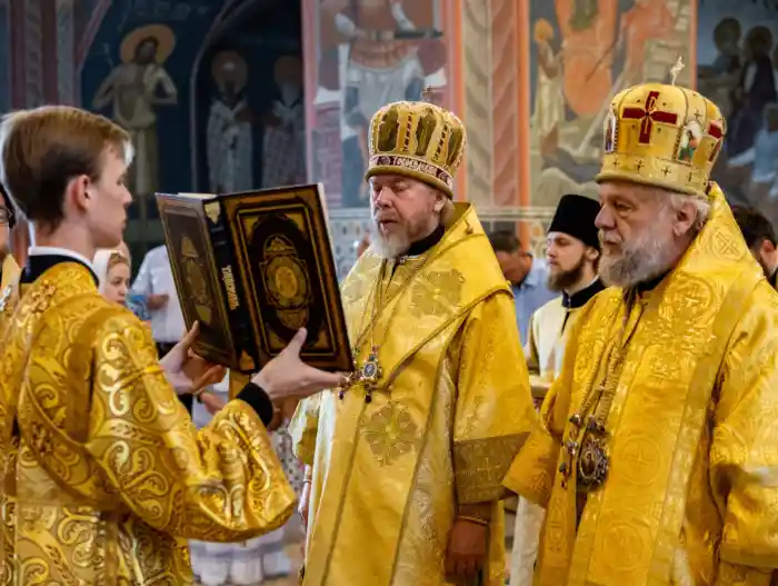 Епископ Ялтинский Нестор сослужил Митрополиту Симферопольскому и Крымскому Тихону Божественную литургию в память Собора преподобных отцев Псково-Печерских