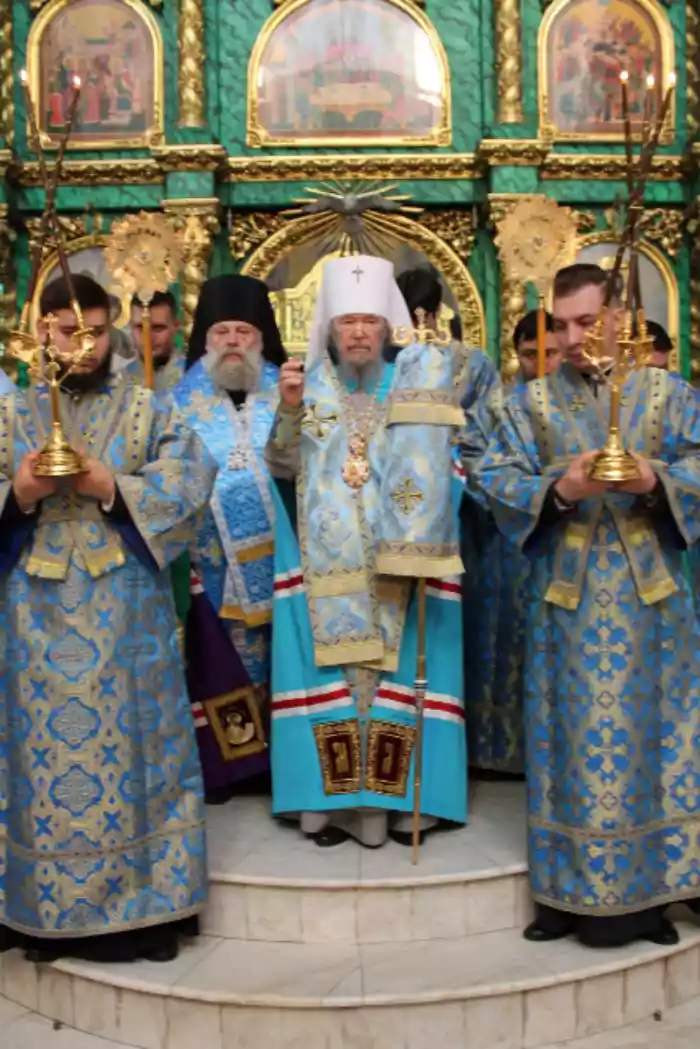 В день празднования Почаевской иконы Божией Матери преосвященнейший епископ Ялтинский Нестор сослужил во время соборного молебна Митрополиту Симферопольскому и Крымскому Лазарю